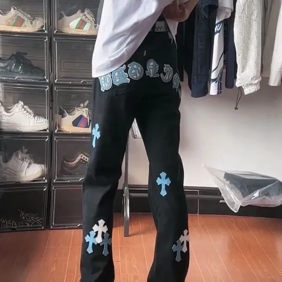P220 Chrome Hearts Chengdu Limited New City Limited Jeans Chrome Hearts City Limited Jeans Hardware Customization Original Development Vintage Levis American 501 Black Gray Base Version Levis American 501 Base Version Imported Sheepskin 925 Silver Remake [Top heavy industry fashion design] Consistently high-street luxury style. Speaking of this style, the Zangyin family and GU family are definitely the leading representative brands. Especially the Zangyin family has really achieved a state-of-the-art effect in creating high-street style. The unique washed material is used to create this style. The color system is already quite eye-catching. After it is decorated with patchwork cross flowers, it cleverly highlights the charm of the brand. Secondly, this style uses classic The high-waist cutting design highlights the long legs and fashionable temperament of the upper body. The brand is highly recognizable and the slim fit configuration is more suitable for daily wear. It is a product that interprets personality, fashion, and specifications at a glance. This single product is enough to make any fan excited. It can be a white T-shirt for a youthful college style, or a tight suspender for a royal style. It has strong matching ability and can be easily controlled by men.  [Materials and craftsmanship] Needless to say, this point goes without saying. As an excellent craftsman brand, Zangyin’s requirements for details and craftsmanship are really perfect. The washed color of this model has gone through so many processes, not to mention the embellishment of denim appliques. It is also purely hand-made and sewn. Just like what they believe in, only hand-made things have soul and have the meaning of wear. A top-notch heavy-duty fashionable denim item, I look forward to your perfect interpretation! ! Color: black and blue size: 28 30 32 34 36